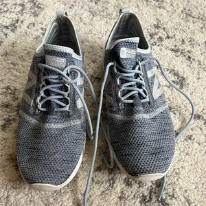 New balance tennis shoes